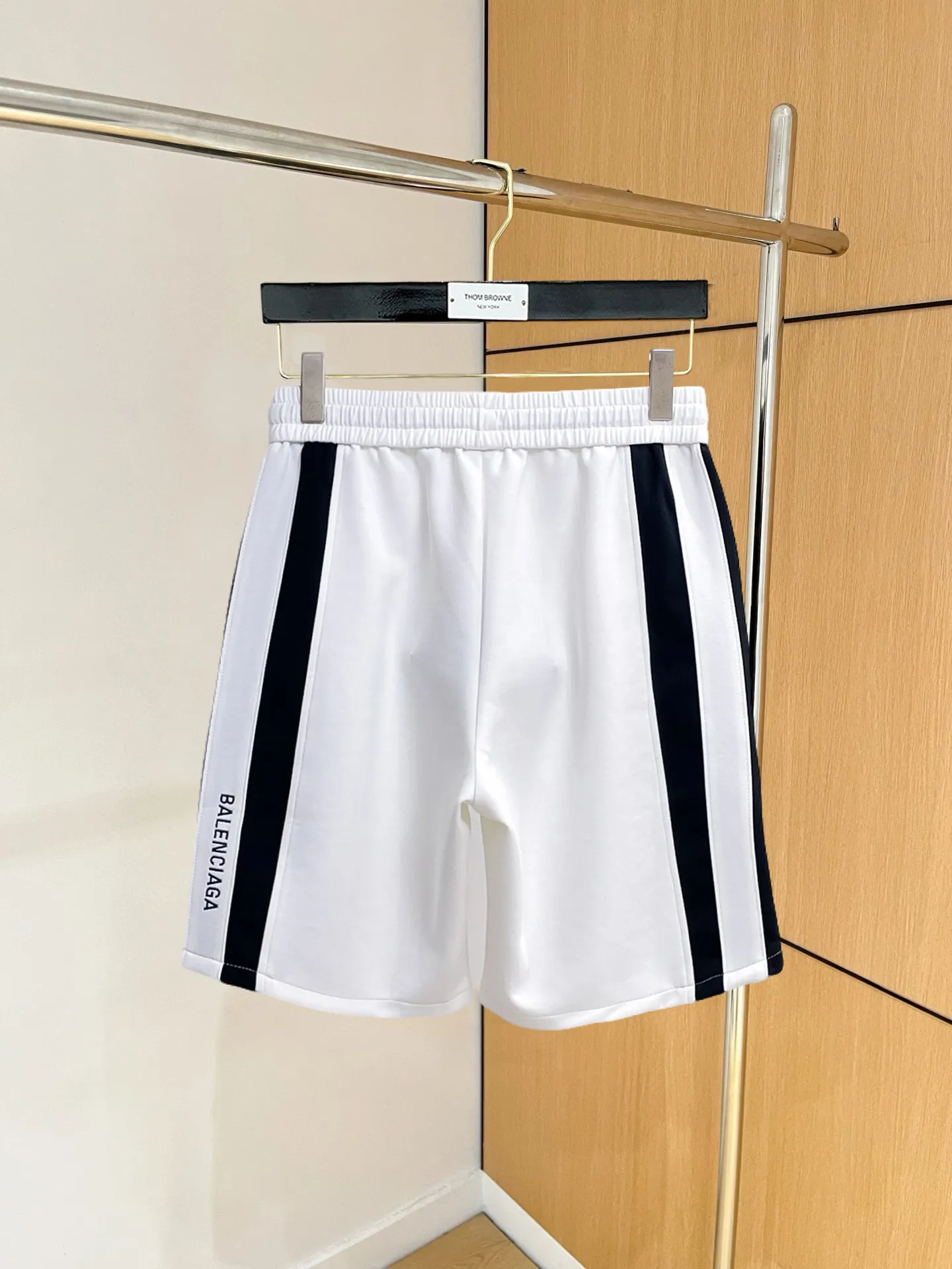Balenciaga's three-standard complete 2026 summer New Arrival men's casual shorts, advanced custom-made Breathable fabric, Breathable fabric, extremely stretchy and comfortable, impeccable details, top-grade accessories, original logo design concept, delicate and soft feel! The upper body fit is awesome! Size: M-XXXL Please state your height and weight when ordering